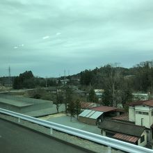 遠方に福島第一原子力発電所の車窓