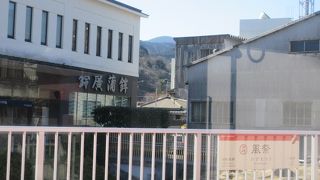 駅を降りてすぐなので