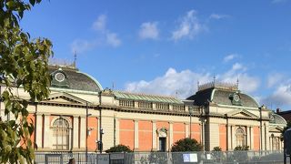 とても大きくレトロな雰囲気が漂う建物