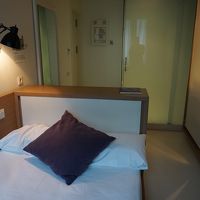 正面がバスルームです。ベットも快適です。