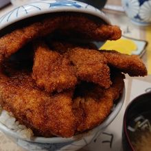 カツ丼(大)￥1100、豚カツ山積みで蓋が収まらない豪快です