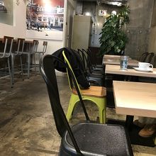 店内はコンクリート打ちっ放し