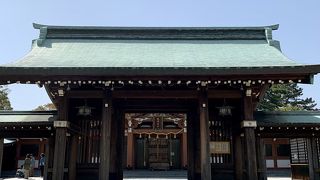 今治城の天守閣の真横にある珍しい神社