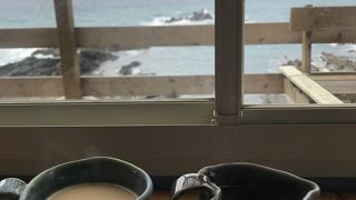 断崖にぽつんと立つカフェ