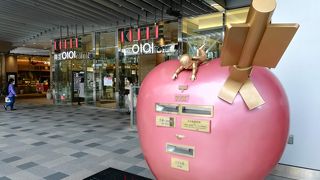 マルイ、ユニクロなど専門店が入っています