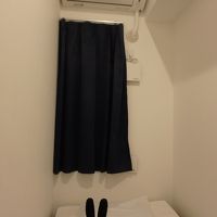 細長い部屋にはベッドでイッパイに。窓があるので圧迫感はない