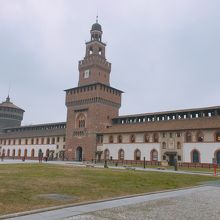 中庭の博物館を背にしてフィレーテの塔をみる