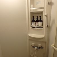 共同シャワー。バスタオルなどは有料貸出なので持参したい