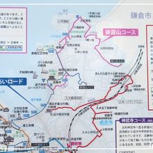 逗子駅前で地図を確認