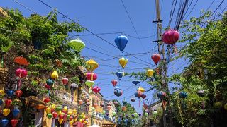 ランタンと黄色い建物