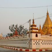 ニャウンシェ最古の仏塔寺院：Yadana Man Aung Pagoda