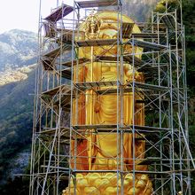 修復中の地蔵菩薩は世界最高の36尺