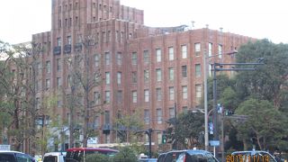 レンガ色のレトロな建物