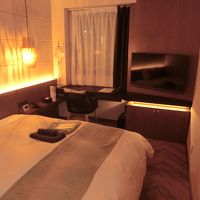 本館シングル・ベッドが大きいので少し狭く感じます。