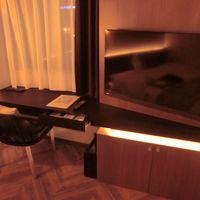 大型液晶テレビ・冷蔵庫(テレビ下に有)・机と椅子です。