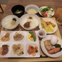 本館利用の朝食の一例。バイキングです。