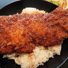 丼に収まらない豪快なロースカツ。表面サクサク柔らかい肉良し。