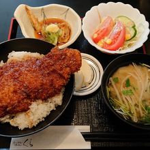 ロースカツ丼定食￥940。メインの丼に小鉢、汁等色々お得。