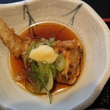 セットに付いてきた日替り？の小鉢の魚料理。美味しい。