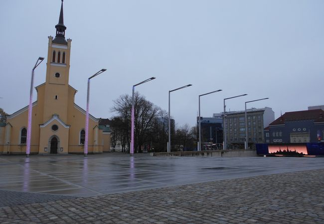 タリン旧市街の南側にあるイエローの教会