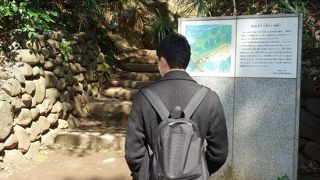 都会とは思えない自然の中に残された古墳