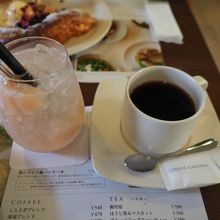 桃ネクターのスカッシュとコーヒー