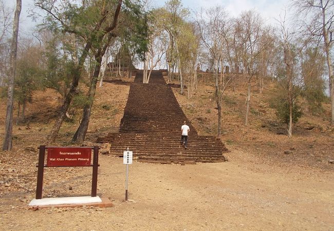 シー・サッチャナーライ歴史公園の中で北側のエリアにあります。
