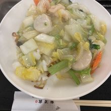 野菜たっぷりにパリッと焼けたそば