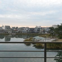 部屋から須磨寺公園の池が見えました。