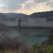 ふれあい館は道の駅おばあちゃん市・山岡と吊り橋でつながる