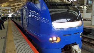 鮮やかな瑠璃色の特急