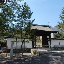 室町時代から残っている山門