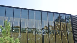 建物のデザインも興味深い。