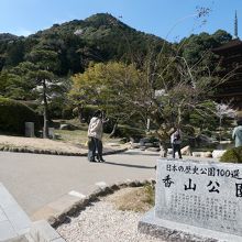 メインはこの池越の瑠璃光寺五重塔
