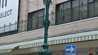 歩道に変わった彫刻：オブジェがある。