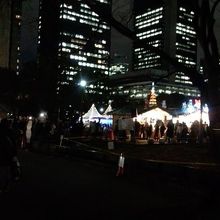 クリスマスの時期の夜間の様子です。