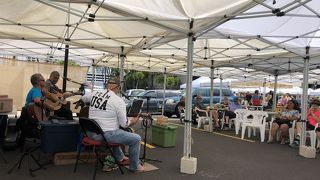 地元の方の演奏を聴きながらゆったりと過ごせます