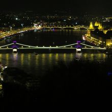 ゲッレールトの丘からのライトアップされた夜景