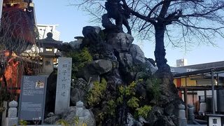 子獅子が親獅子の元を目指して登っている