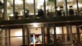 カフェも併設されたセレクトショップ