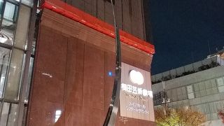 ホールの豪華な内装は目を見張るものがありました。