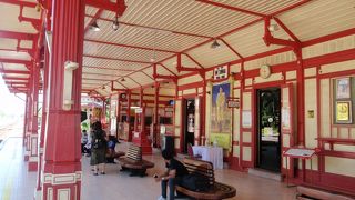 赤色の柱が独特な雰囲気の駅舎です。