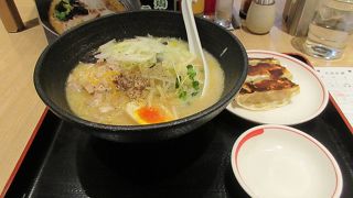白湯ラーメンと餃子をオーダー