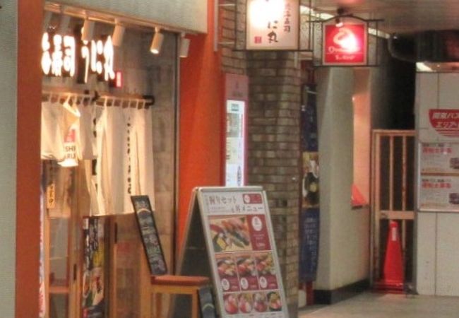 海鮮丼を頂きましたが、他にもお寿司のセットなどもありました。