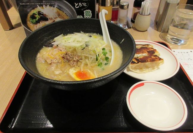 白湯ラーメンと餃子をオーダー