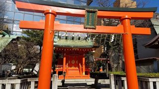 神田明神では数少ない鮮やかな朱色の鳥居