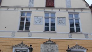 ドアが綺麗な友愛会の会館