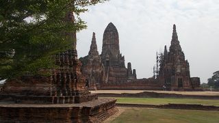 旧市街地の外で西南のエライにあります。