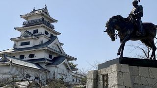 海水を引き込んだ珍しい城