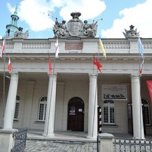 テラス上の彫刻が美しい建物